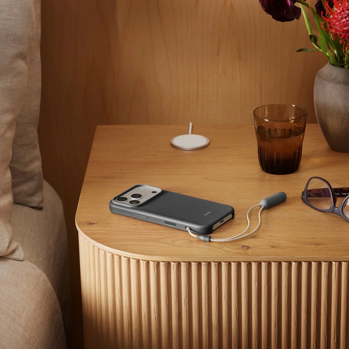 Mbështjellës Beats Kickstand për iPhone 17 Pro me MagSafe dhe kontroll kamere, granit-gri
