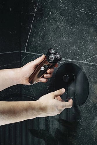 Makinë rroje, Adler, AD 2945, 3 koka dy unazore, trimmer mjekre i tërheqshëm, ekran LED, IPX7, karikim USB