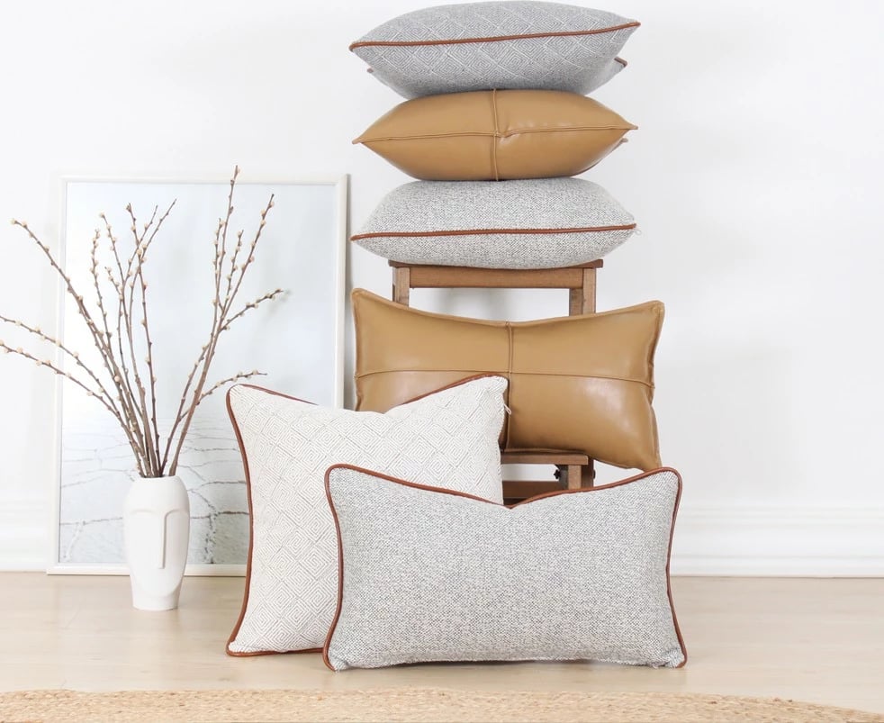 Jastëk dekorativ prej lëkure sintetike, ngjyrë deve, Dobsett, 50x50cm