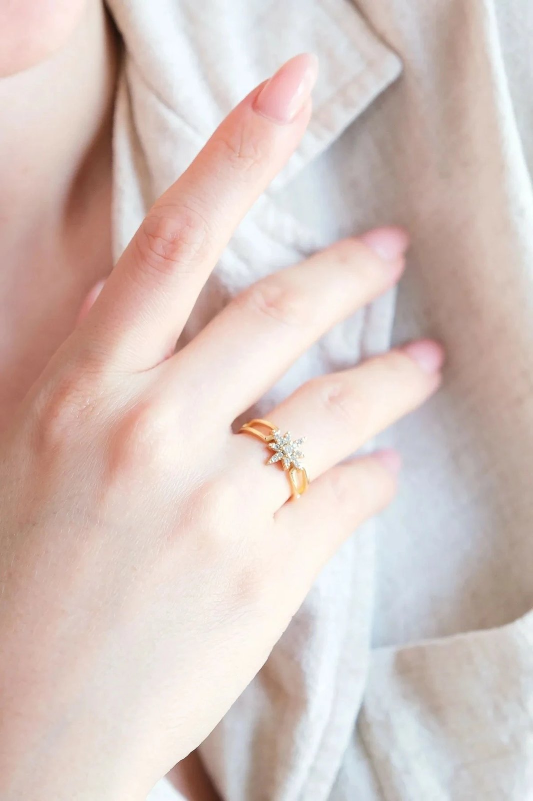 Unazë prej bronzi, ngjyrë ari, me gur zirkoni, Jumeon