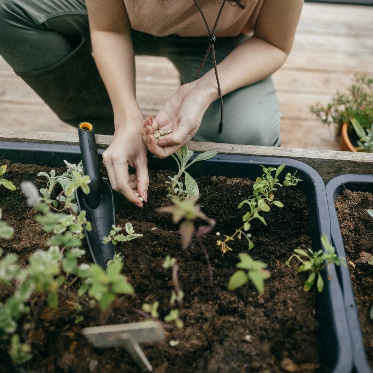 Lopatë dore e ngushtë Fiskars Solid 1072101 plastikë e ricikluar 65% e përforcuar me fije qelqi, skaj i mprehtë, vrimë varjeje, rezistente ndaj UV, e zezë