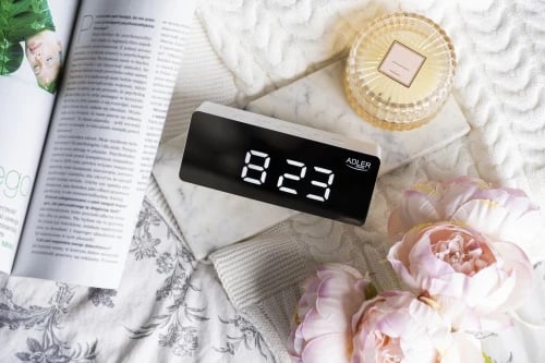 Orë me alarm, Adler AD 1189, ekran LED, shfaqje temperature dhe date, ndriçim i rregullueshëm, USB/3xAAA, e bardhë