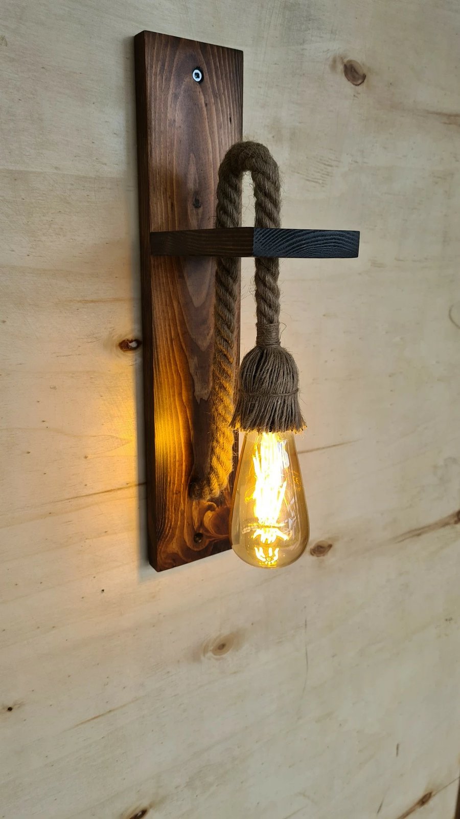 Llambë muri Opviq, dru i fortë pishe, ngjyrë arre, 45x9x17cm Llambë muri Opviq, dru i fortë pishe, ngjyrë arre, 45x9x17cm