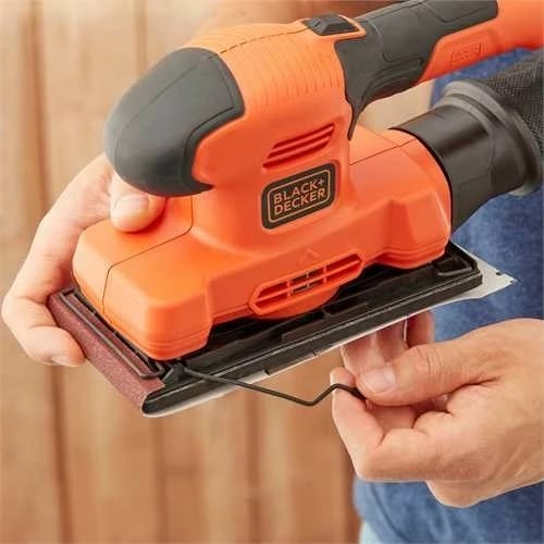 Sander orbital Black & Decker BEW220, 150W, 14000 RPM, port për nxjerrjen e pluhurit, ngjyrë e zezë dhe portokalli