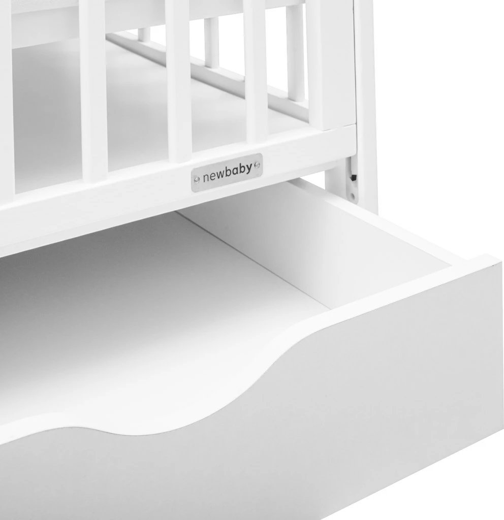 Krevat bebe, New Baby, LILLY, me anësore me ulje dhe sirtar, 120x60 cm, dru pishe, i bardhë