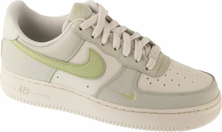 Atlete Nike, të bardha