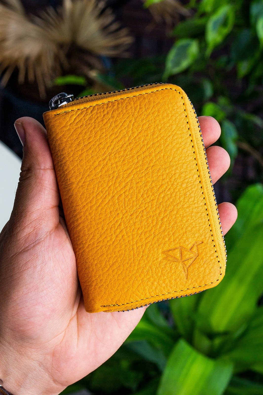 Mbajtës kartelash prej lëkure, ngjyrë mustard, Zoozie Bags, Clovis