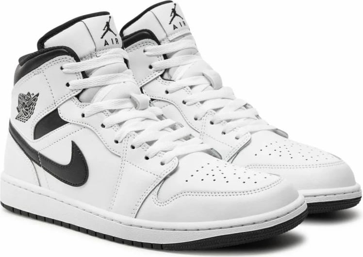 Atlete për meshkuj Nike Jordan, të bardha dhe të zeza