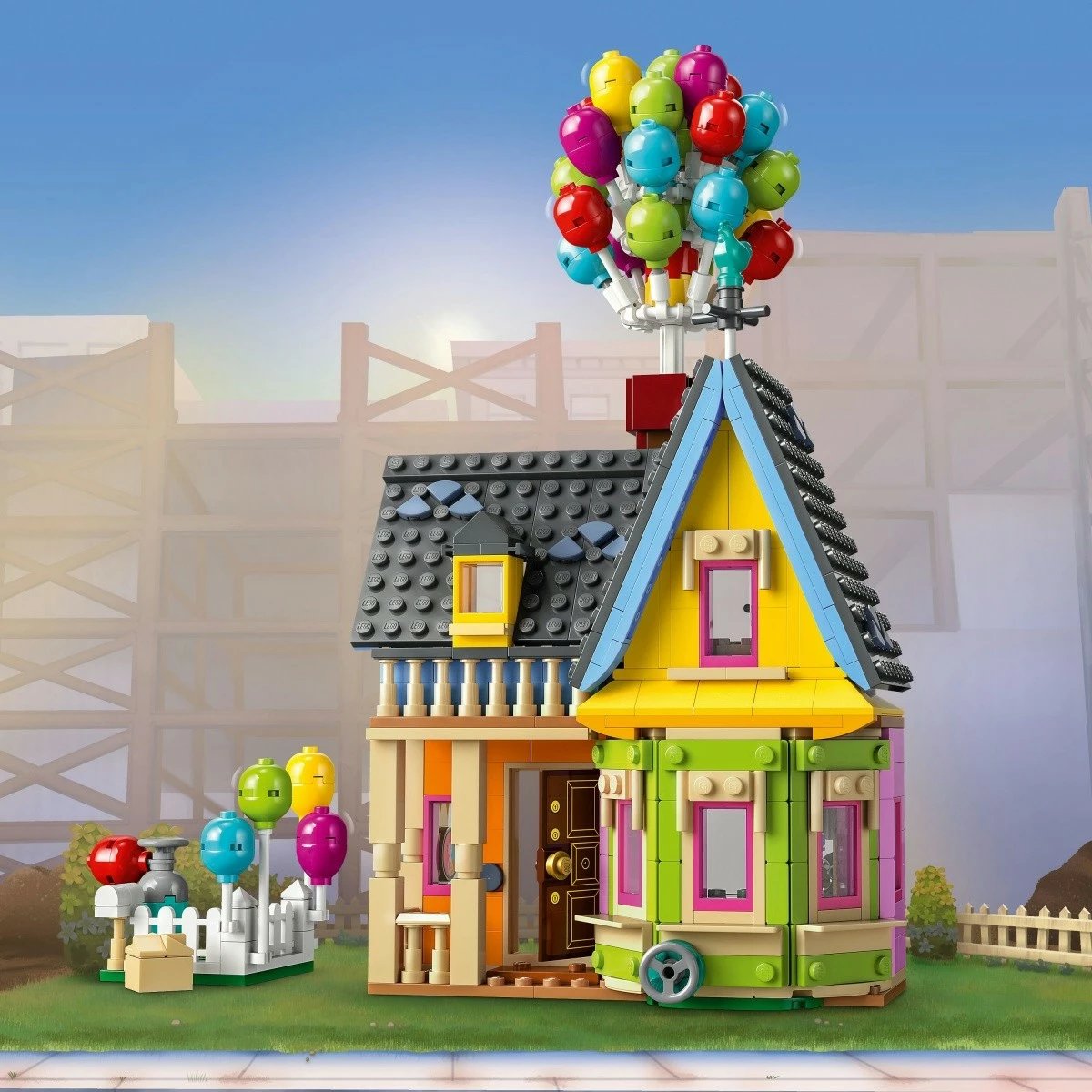 Set LEGO Disney Shtëpia nga filmi Up, 43217, 598 pjesë, shumëngjyrëshe