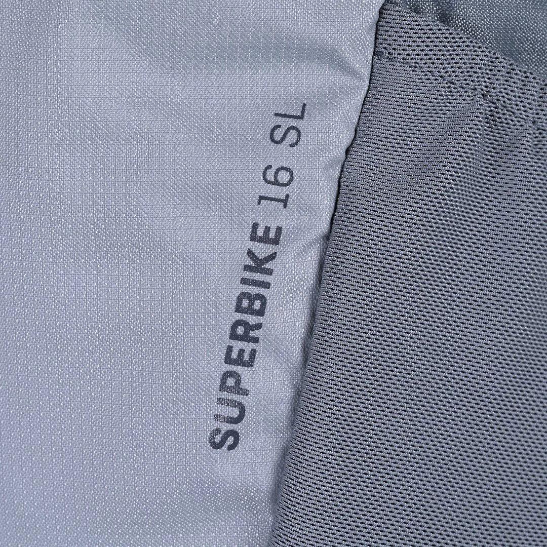 Çantë shpine për biçikletë Deuter Superbike 16 SL, Gri Çantë shpine për biçikletë Deuter Superbike 16 SL, Gri