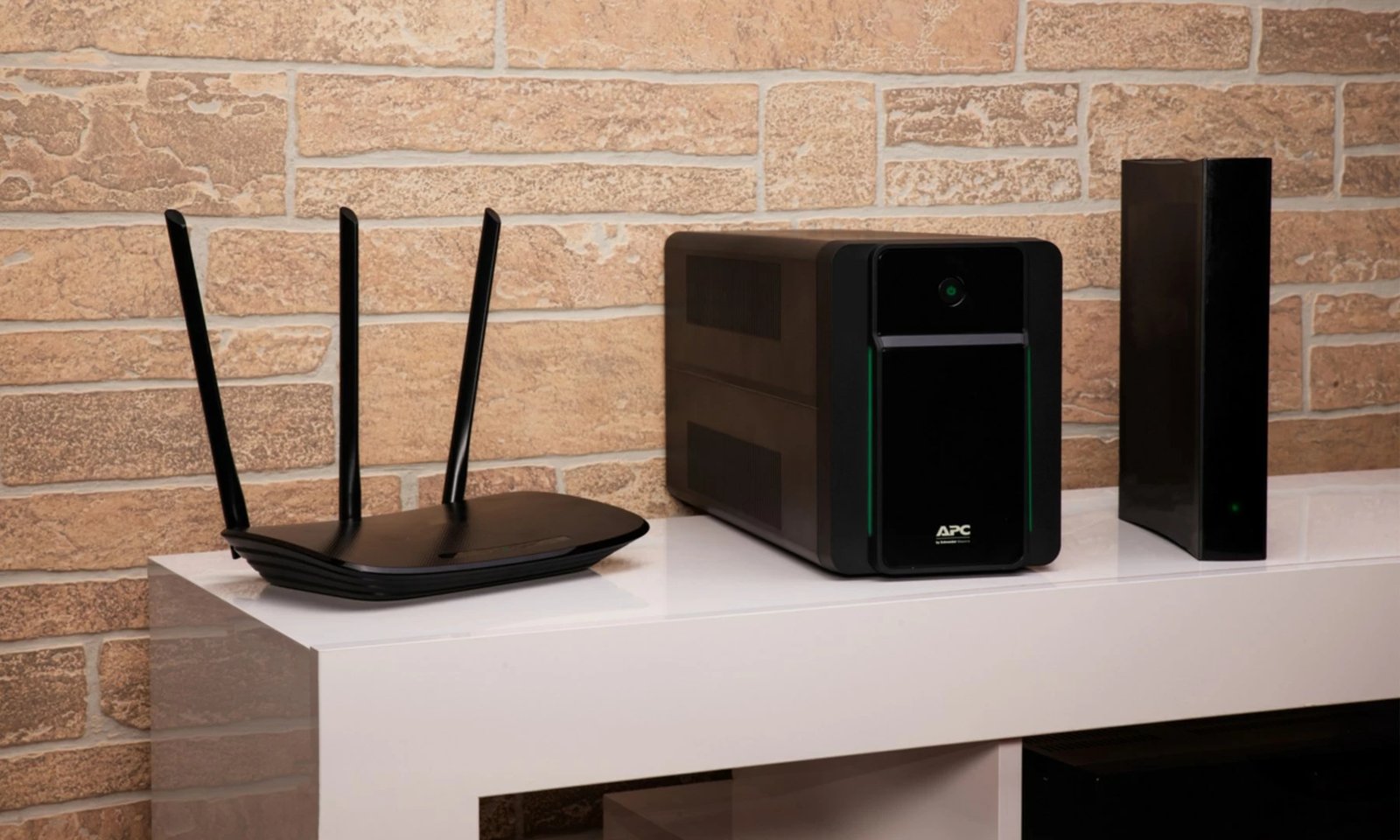 UPS APC BX1600MI-GR, 900 W 