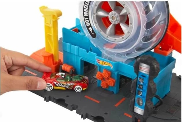 Set lodrash Hot Wheels City Super Twist Tire Shop, me një makinë, shumëngjyrësh