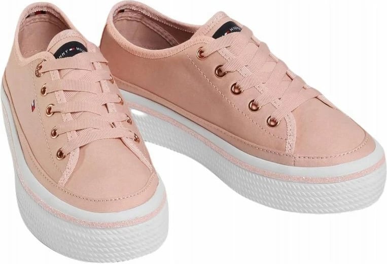 Atlete Tommy Hilfiger për femra, me detaje shkëlqyese