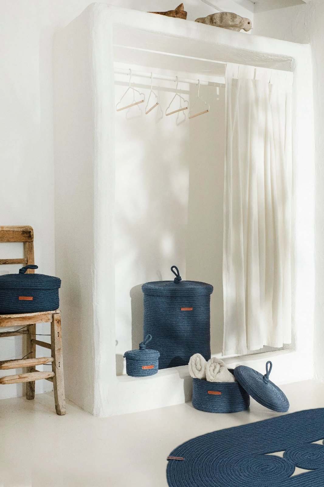 Kuti dekorative, punim dore, ngjyrë blu e errët, Evila Originals, 25x50x34 cm