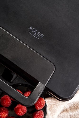 Aparat për vafle, Adler AD 3049, 4x10x10 cm, termostat i rregullueshëm, pllaka jo-ngjitëse, 1200-1800W, e zezë