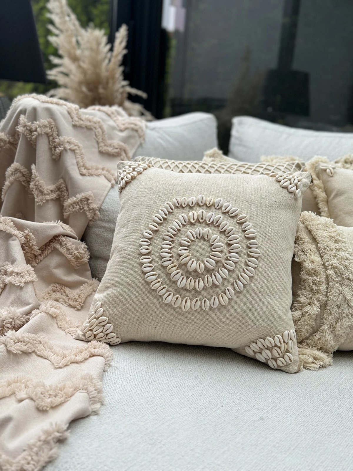 Jastëk dekorativ me mbulesë, ngjyrë bezhë, detaje guackash, Evila Originals, Den004, 43x43cm