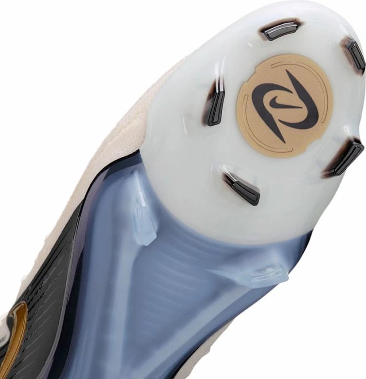 Atlete futbolli Nike për meshkuj, të bardha e të zeza Atlete futbolli Nike për meshkuj, të bardha e të zeza