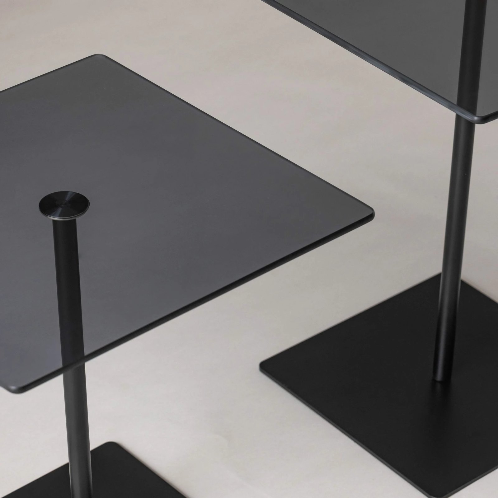 Set tavolinash kafeje Skye Decor, elegante 2 copë, e zezë, fume