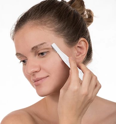 Trimer për vetulla, Adler AD 2934, teh çelik inox, krehër udhëzues dyanshëm 3.5mm/1.5mm, 1x AAA, strehë alumini, e bardhë perlë