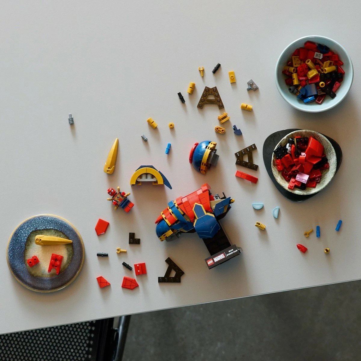 Set ndërtimi LEGO Marvel Iron Spider-Man Bust 76326, 379 pjesë, për të rritur