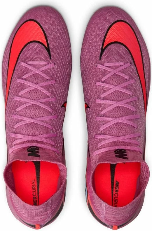 Atlete futbolli Nike, të kuqe