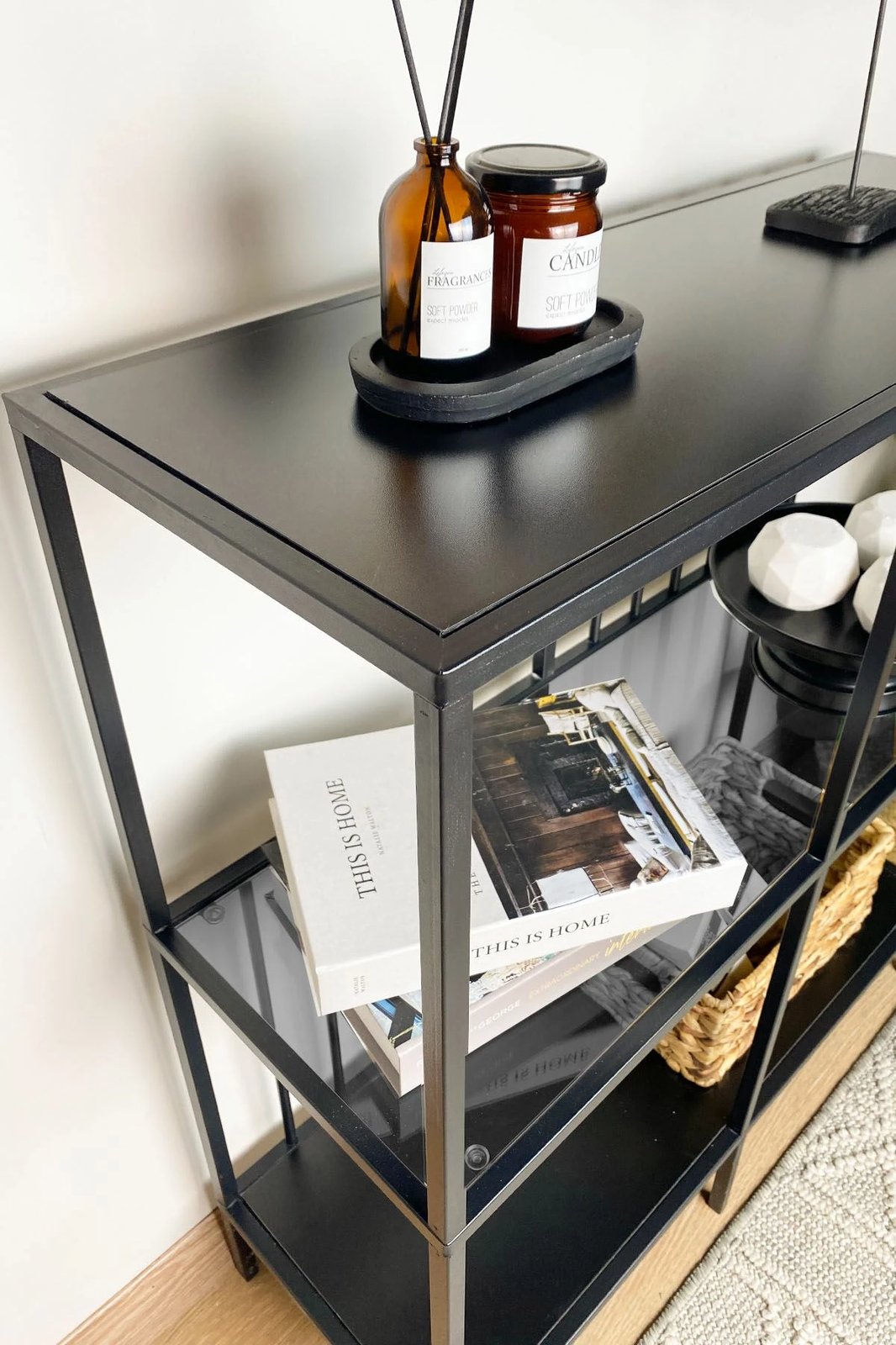 Komodë Hanah Home, ngjyrë sunny - e zezë, fume