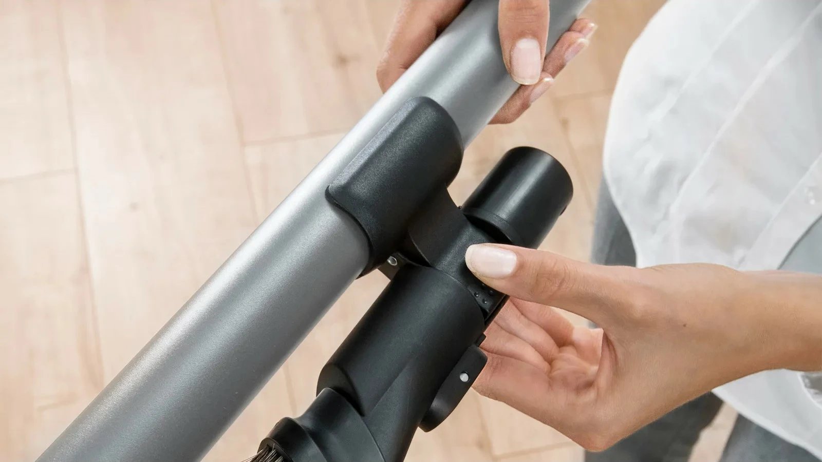 Fshesë me korrent Bosch BSS715CARP, pa qese, 0.3L, 18V, e zezë/argjendtë/e bardhë Fshesë me korrent Bosch BSS715CARP, pa qese, 0.3L, 18V, e zezë/argjendtë/e bardhë