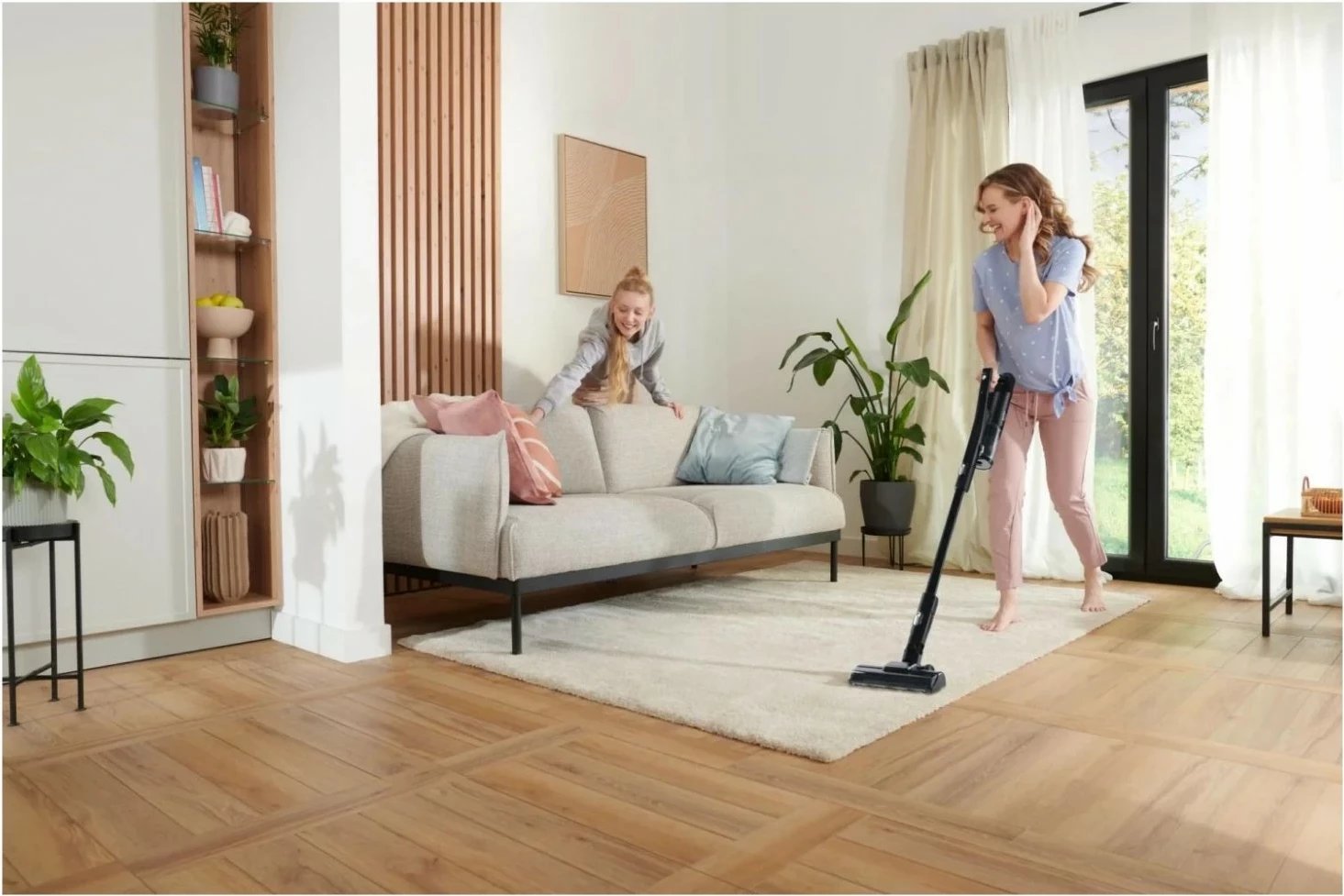 Kasë fshesë Amica Aura Dark VM 7051, pa kabllo, 0.45L, e zezë