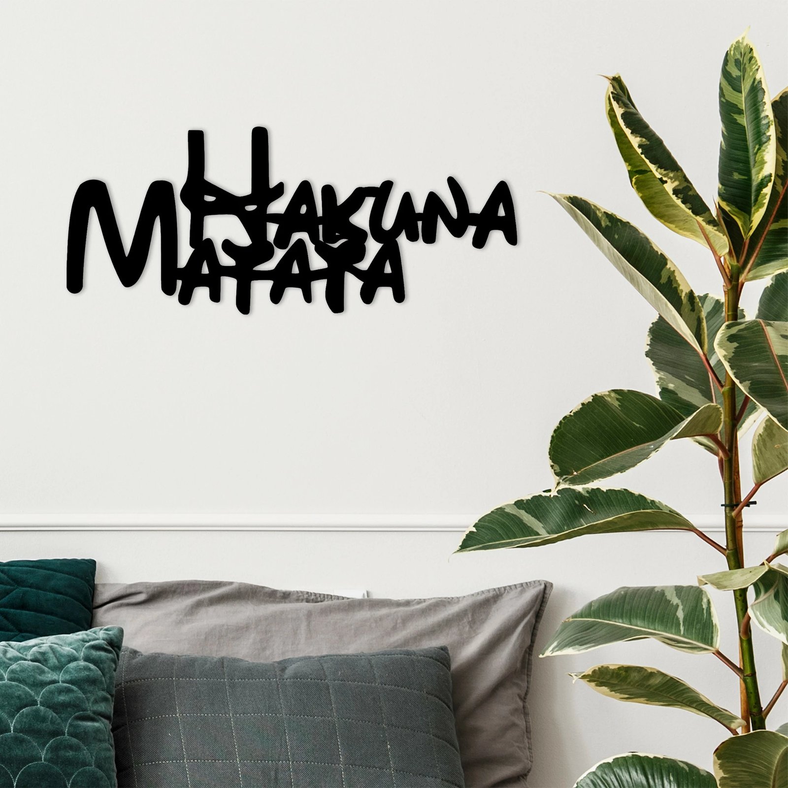 Aksesor dekorativ metalik për mur, Hakuna Matata, i zi, 66x1.5x27cm