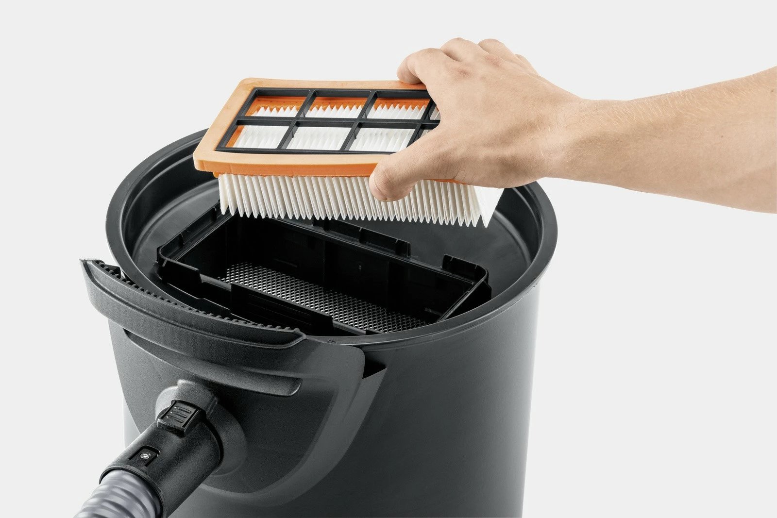 Aspirator për hi Karcher AD 4 Premium 1.629-731.0 17 L 600 W rezervuar metalik pa qese zi/verdhe