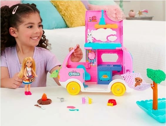 Set lodrash Barbie Chelsea Camper Mattel HNH90 me kukull, qenush, lepurush dhe aksesorë, rozë