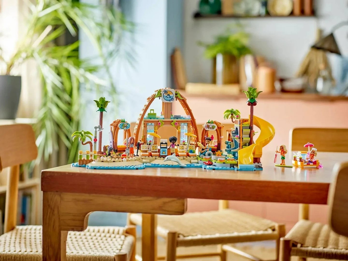 Set LEGO Friends Family Vacation Beach Resort 42673, 6 minifigura