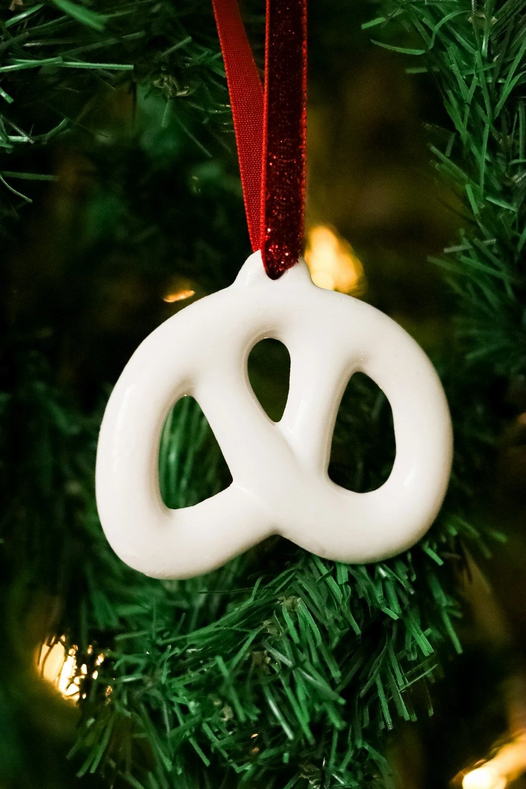 Stoli për pemë të Vitit të Ri, qeramikë e bardhë, Evila Originals, BSY511, 8x7.5cm