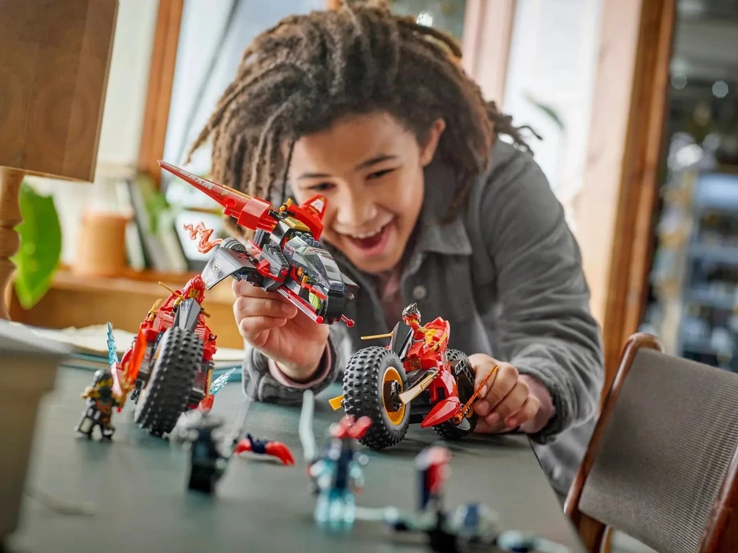 Set LEGO NINJAGO Ninja Combat Vehicle 71844 me 6 minifigura, 561 pjesë