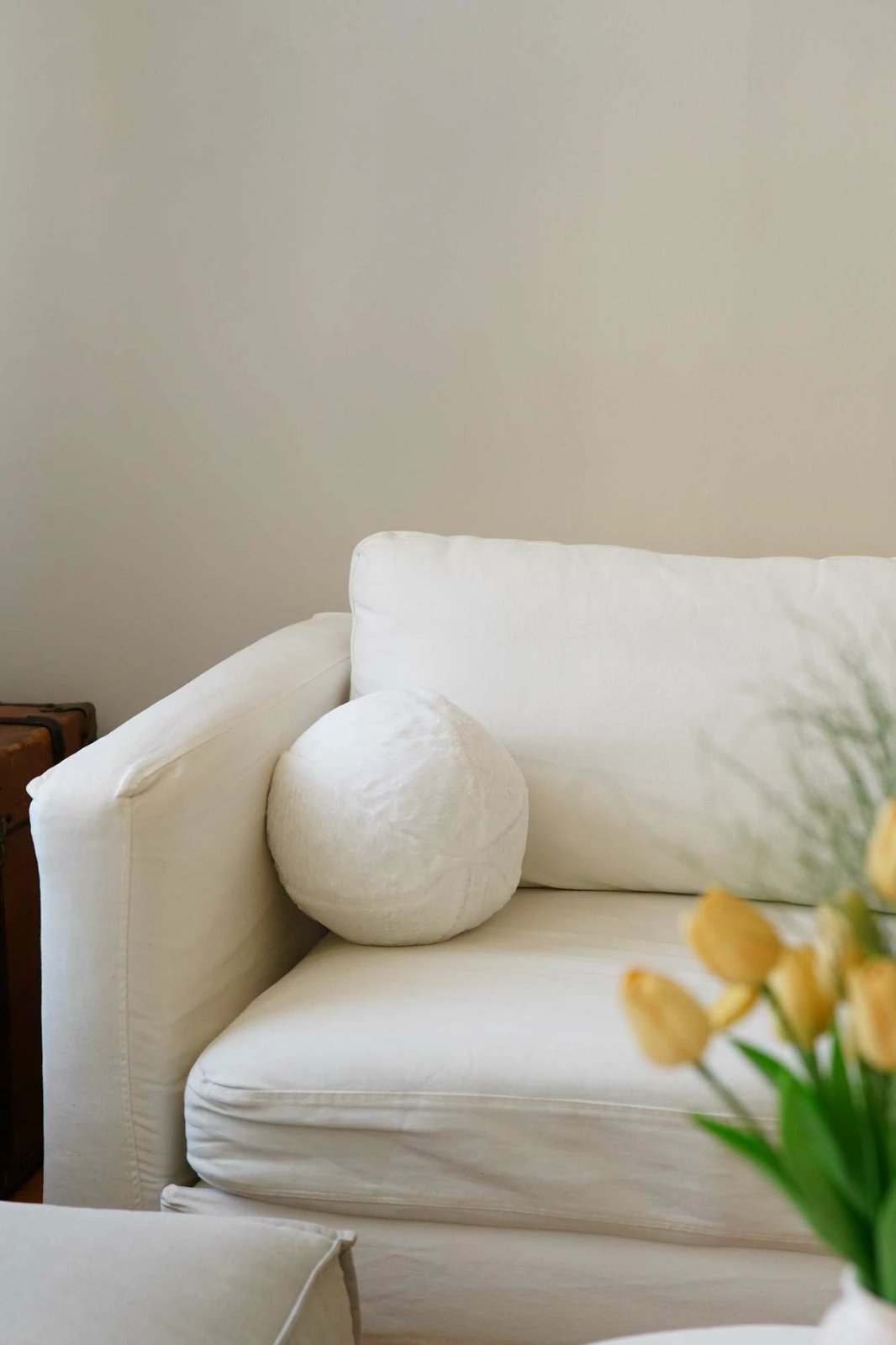 Jastëk Evila Originals, pelush top, ngjyrë e bardhë e zbehtë