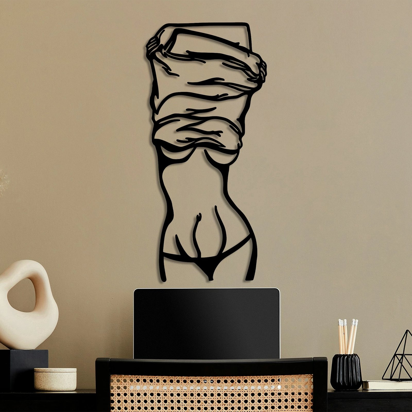 Aksesor dekorativ metalik për mur, siluetë gruaje duke u zhveshë, Wallity, ngjyrë e zezë