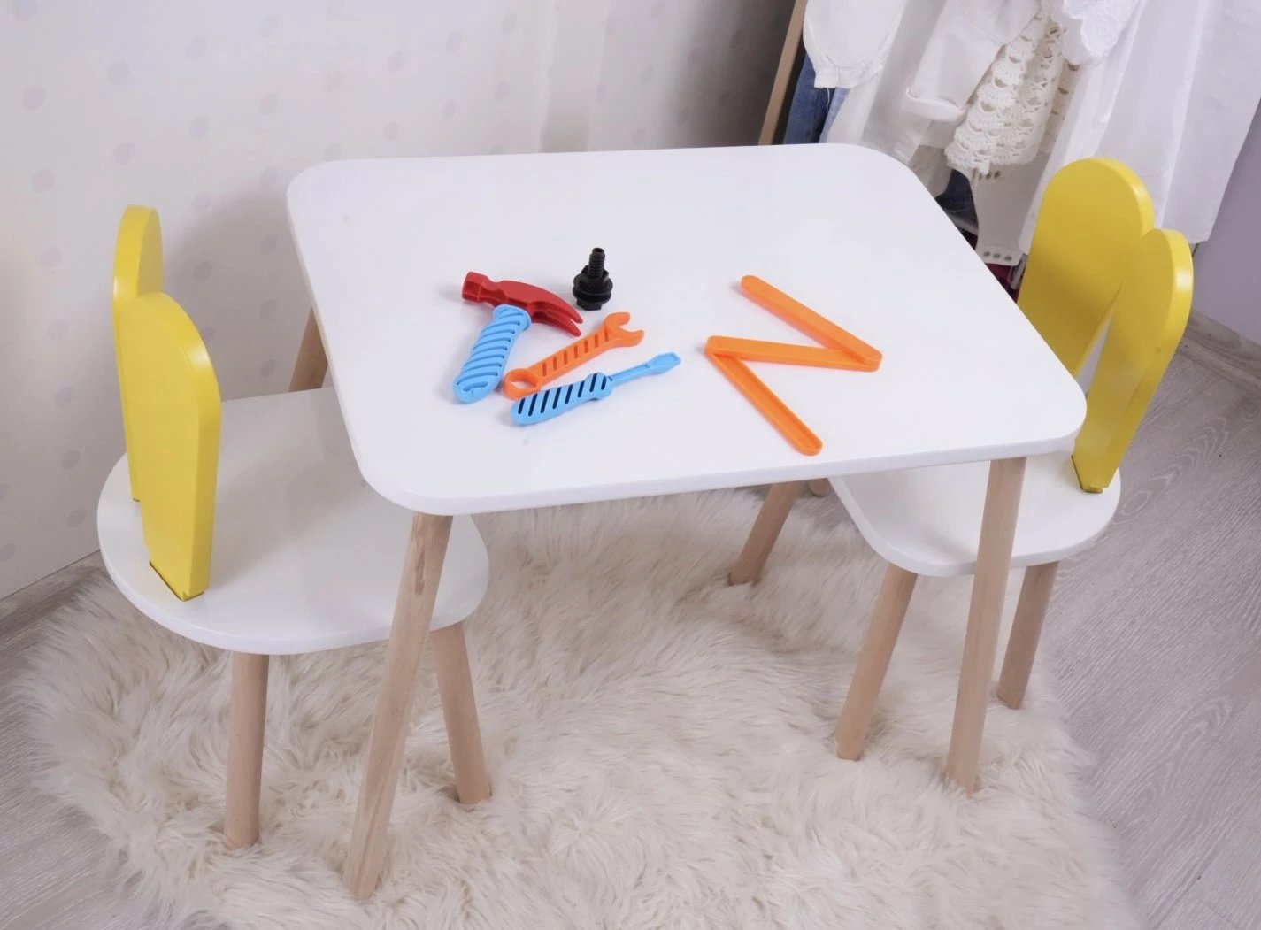 Set tavoline për fëmijë me dy karrige, model lepurush, e verdhë dhe e bardhë