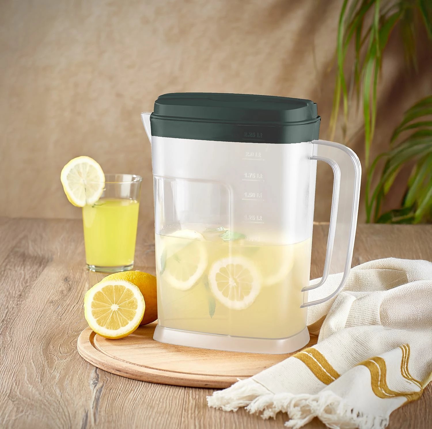 Shishe plastike, ngjyrë e gjelbër, Hermia Concept, 2250ml (6 copë)