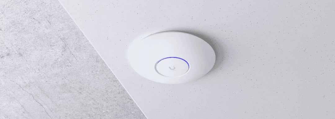 Access point Ubiquiti U6+ i bardhë