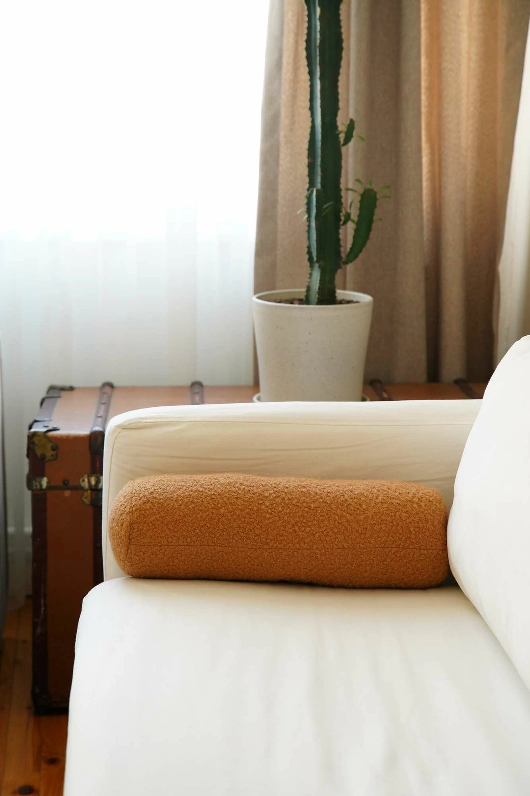 Jastëk cilindrik Evila Originals, Teddy Roller, ngjyrë kafe