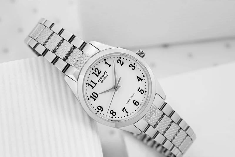 Orë dore për femra CASIO, argjendtë