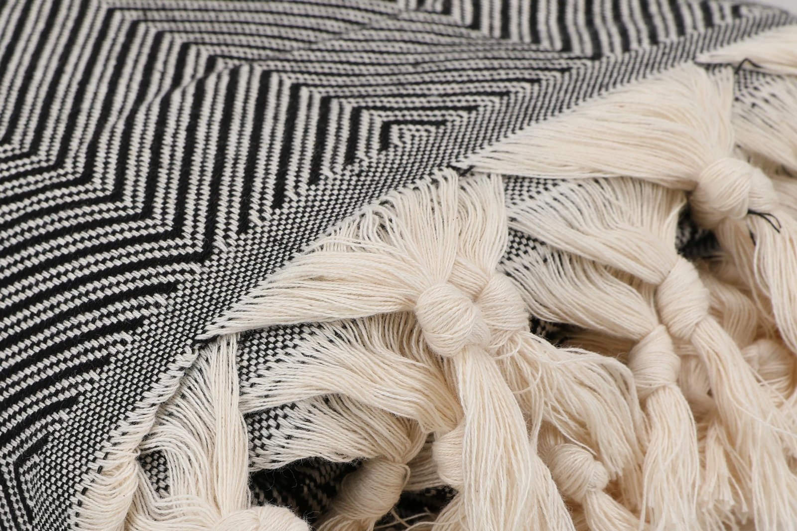 Mbulesë divani L'essentiel, ngjyrë e zezë dhe e bardhë, 170x300cm