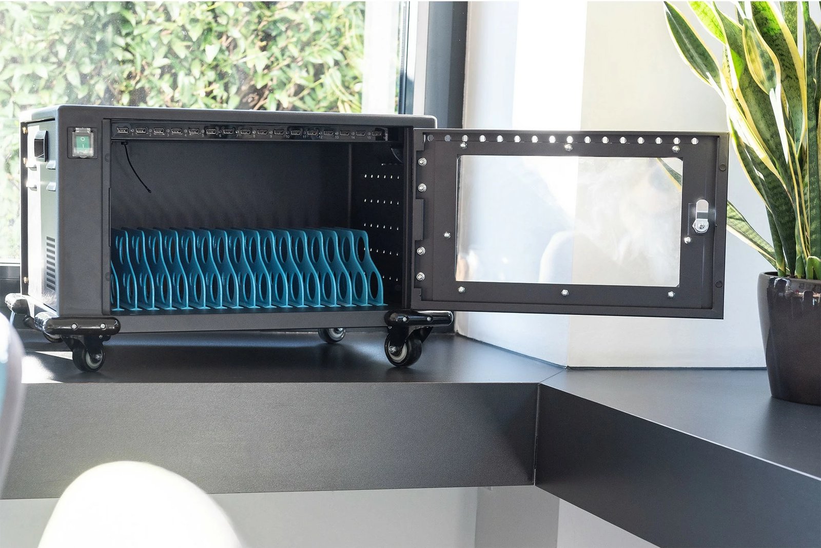 Kasë karikimi Digitus për 16 tabletë deri 14 inç, USB-A, me rrota, e zezë