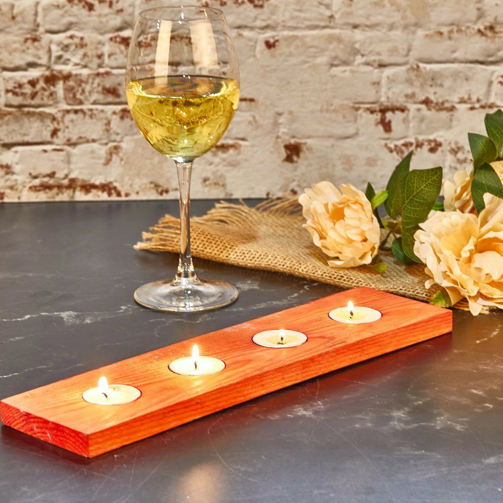 Mbajtës qirinjsh tealight prej druri, ngjyrë e kuqe, Aberto Design, 35x9cm