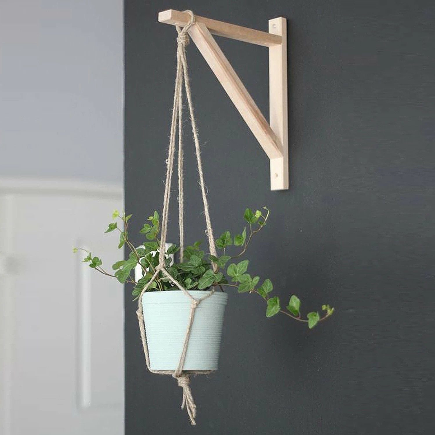 Llambë muri Opviq, dru natyral, e zezë, Pp128 Llambë muri Opviq, dru natyral, e zezë, Pp128