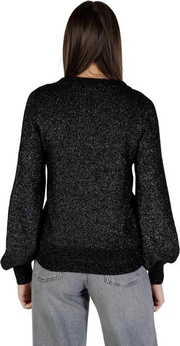 Xhemper Jacqueline De Yong femra, e zezë