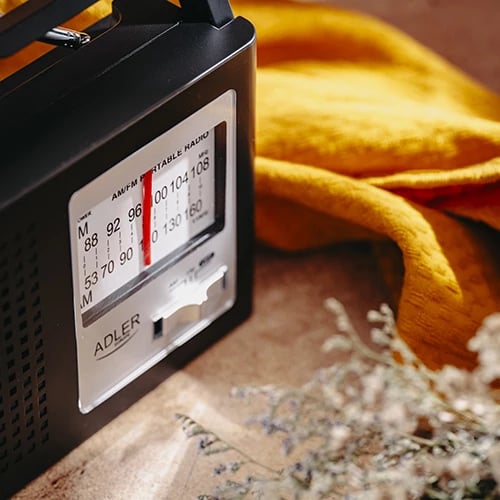 Radio portative AM/FM, Adler, AD 1909, diapazon AM 522-1620 kHz dhe FM 87.5-108 MHz, jack audio, antenë teleskopike, 4W, funksionim me rrymë ose 2x R20