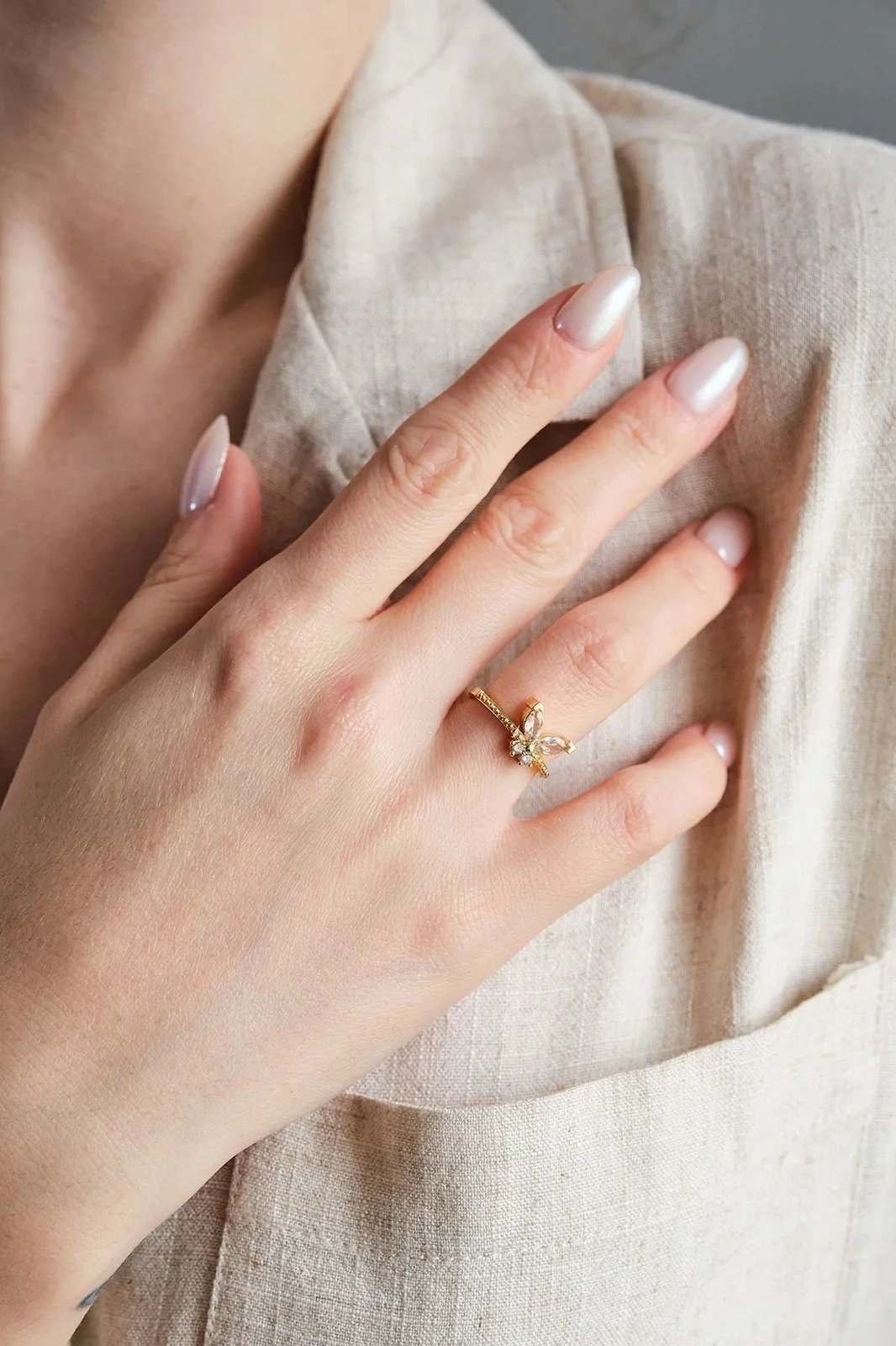 Unazë prej bronzi, ngjyrë ari, me gur zirkon, Jumeon