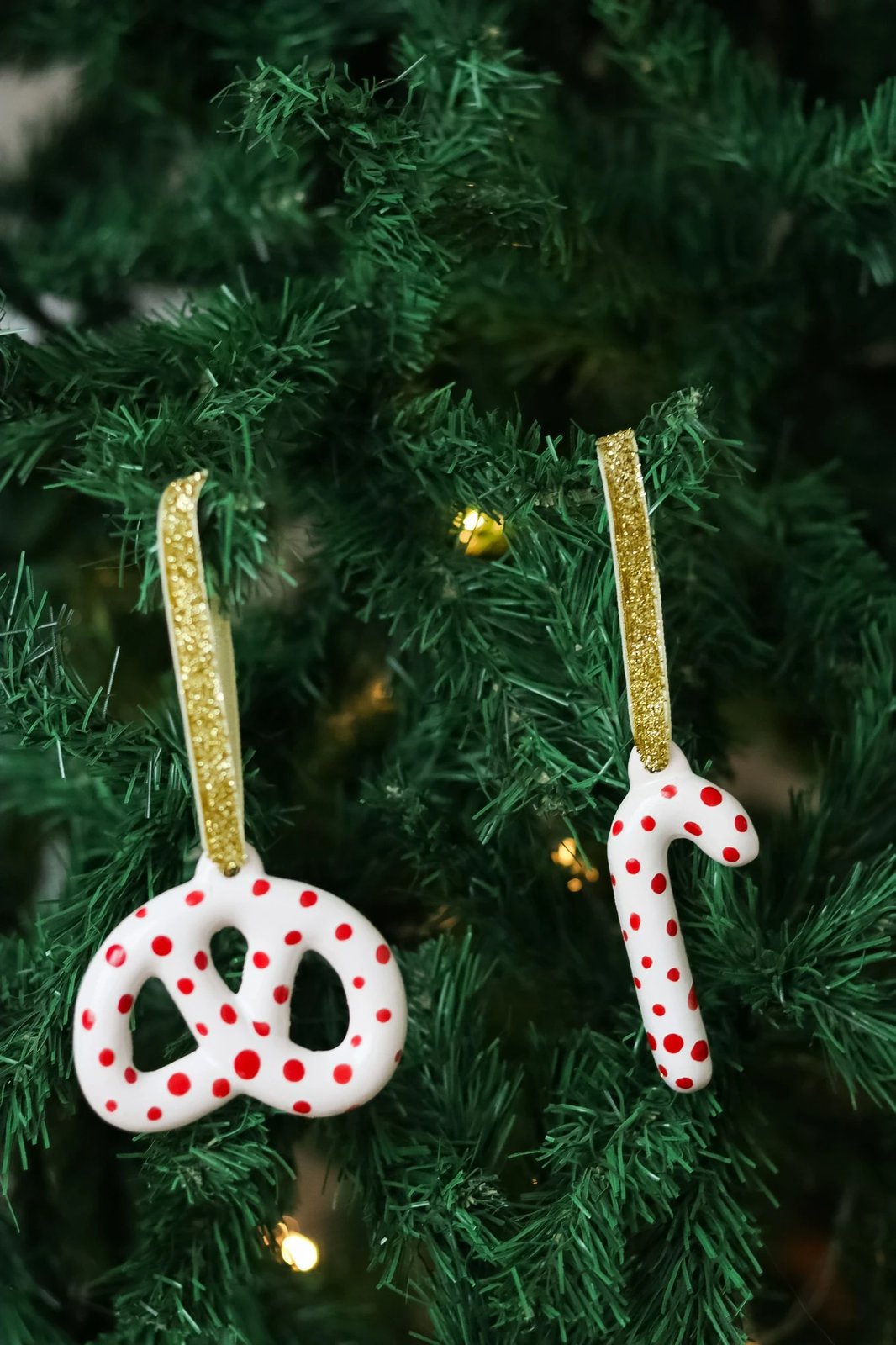 Ornament për pemë të Vitit të Ri, qeramikë, të bardhë e të kuqe, 2 copë, Evila Originals, BSY521