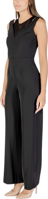 Kominoshe femra Rinascimento, e zezë Kominoshe femra Rinascimento, e zezë